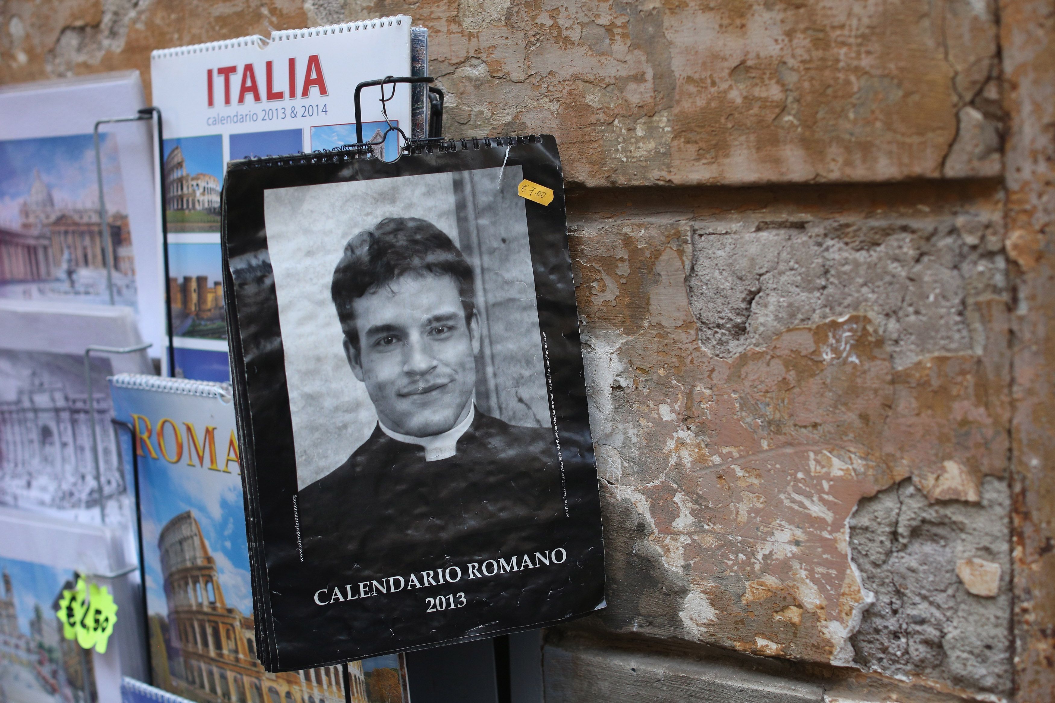 Giovanni Galizia estampa capa do calendário de "padres gatos" de Roma em 25 de fevereiro de 2013, dias antes do papa Bento XVI deixar o cargo. • Oli Scarff/Getty Images