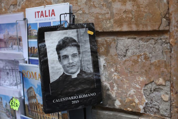 Giovanni Galizia estampa capa do calendário de "padres gatos" de Roma em 25 de fevereiro de 2013, dias antes do papa Bento XVI deixar o cargo. • Oli Scarff/Getty Images