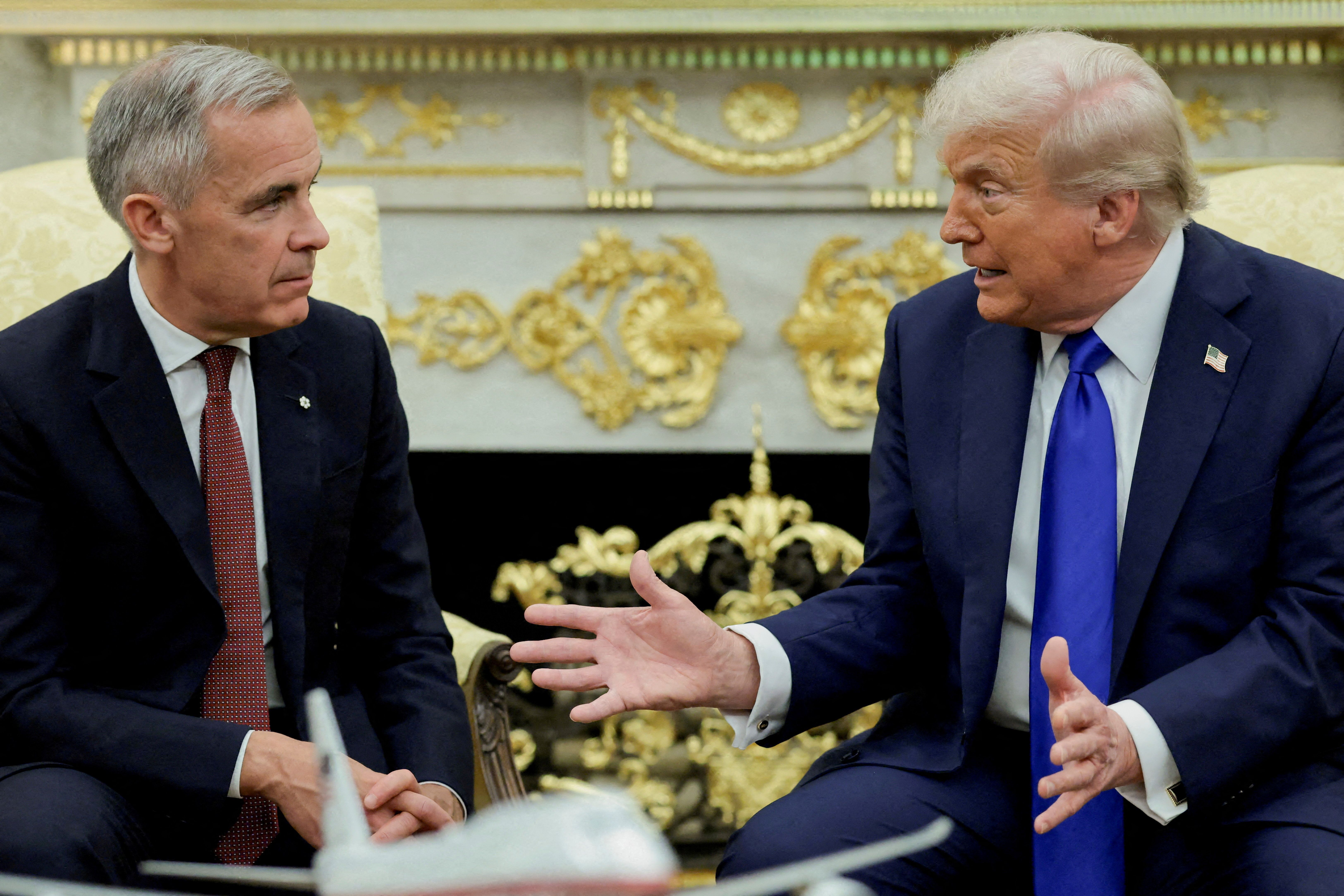 Presidente dos EUA, Donald Trump, e o primeiro-ministro do Canadá, Mark Carney, em 7 de outubro de 2025