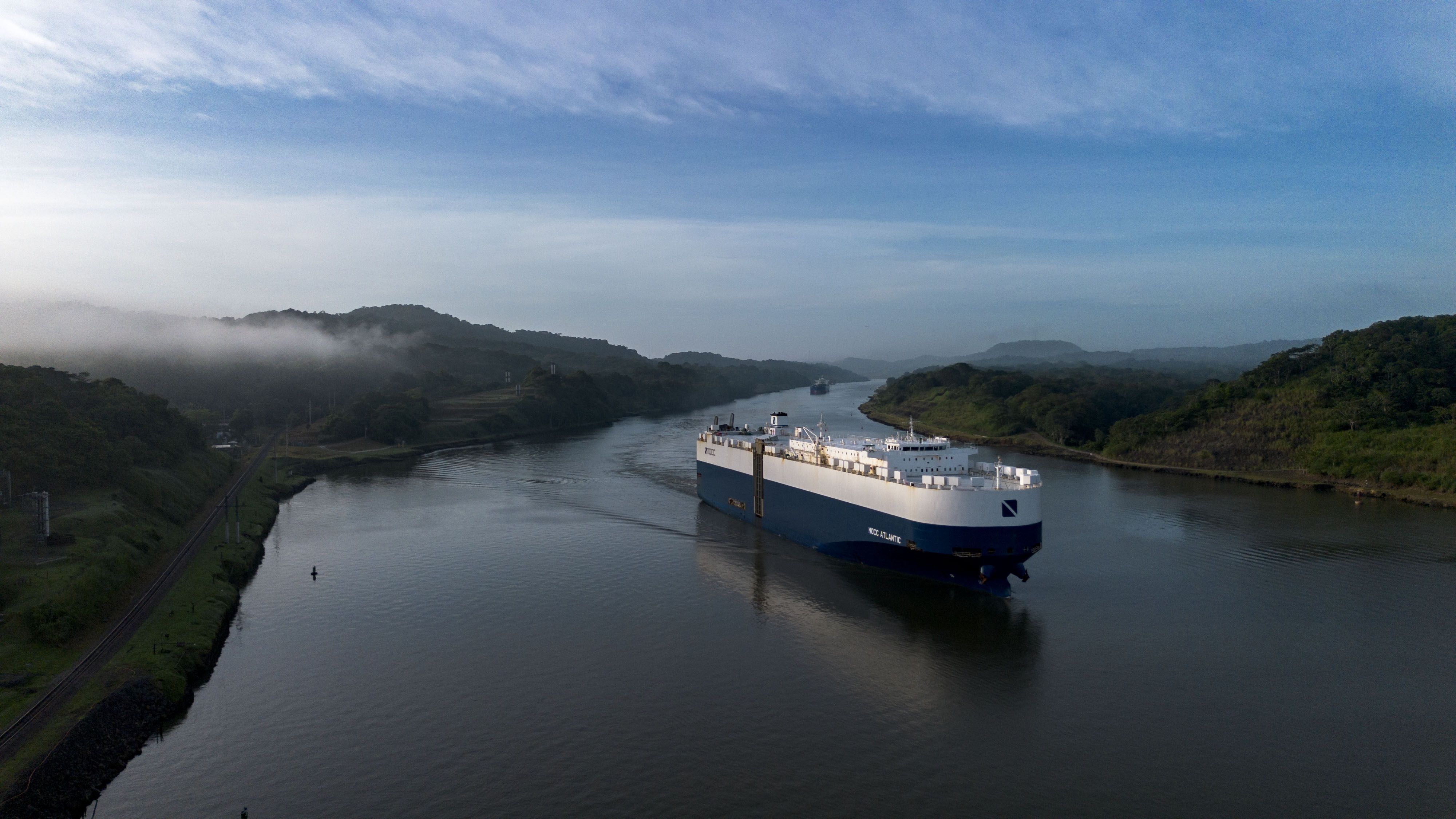 Um navio-tanque navegando pelo Canal do Panamá em 20 de junho de 2025