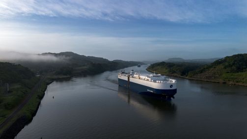 Um navio-tanque navegando pelo Canal do Panamá em 20 de junho de 2025