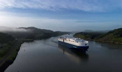 Um navio-tanque navegando pelo Canal do Panamá em 20 de junho de 2025