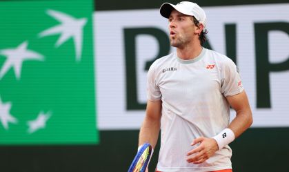 Casper Ruud, tenista norueguês, em quadra por Roland Garros