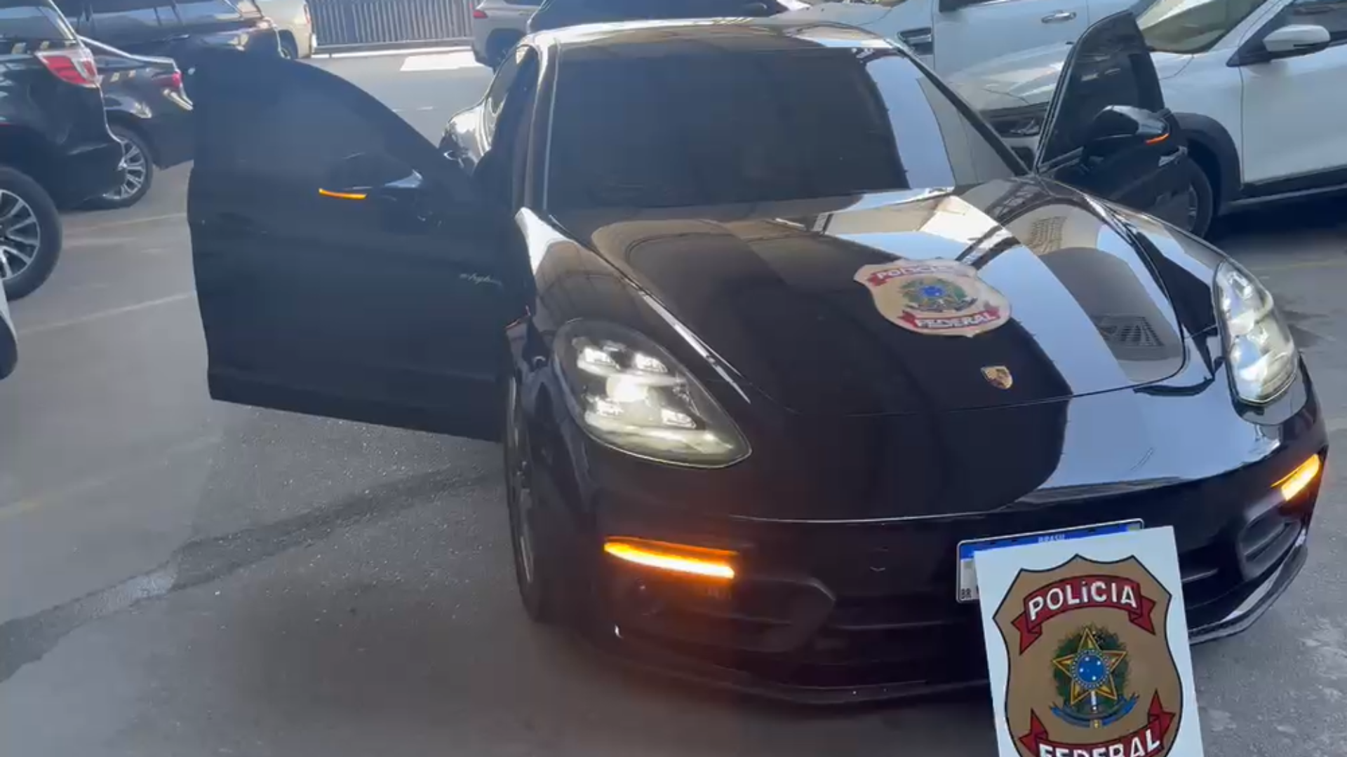 Polícia Federal apreendeu um Porsche preto, carro clasifficado como um veículo de luxo, que teria sido recentemente adqudiro pelo deputado estadual Thiago Rangel