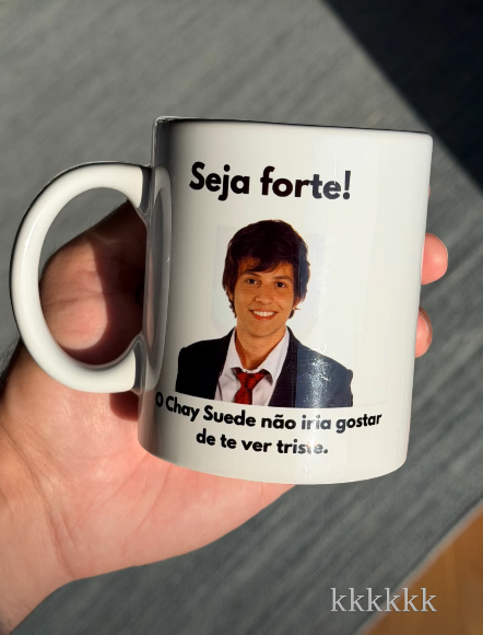 Após polêmica, Chay Suede posta foto de caneca com referência à novela "Rebeldes" • Instagram/Chay Suede
