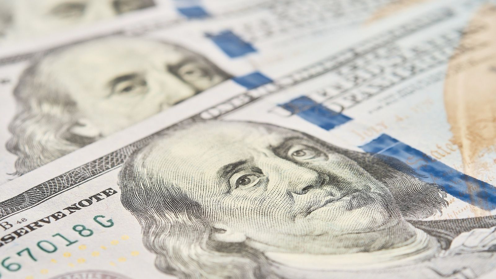 Investimento em dólar pode funcionar como proteção cambial, segundo especialistas