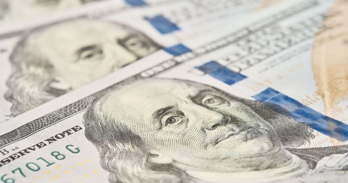 Com queda do dólar, gastos dos brasileiros no exterior crescem 34%