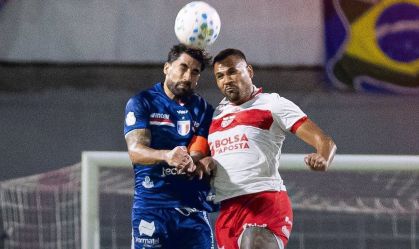 Lance de CRB x Fortaleza pela Copa do Brasil