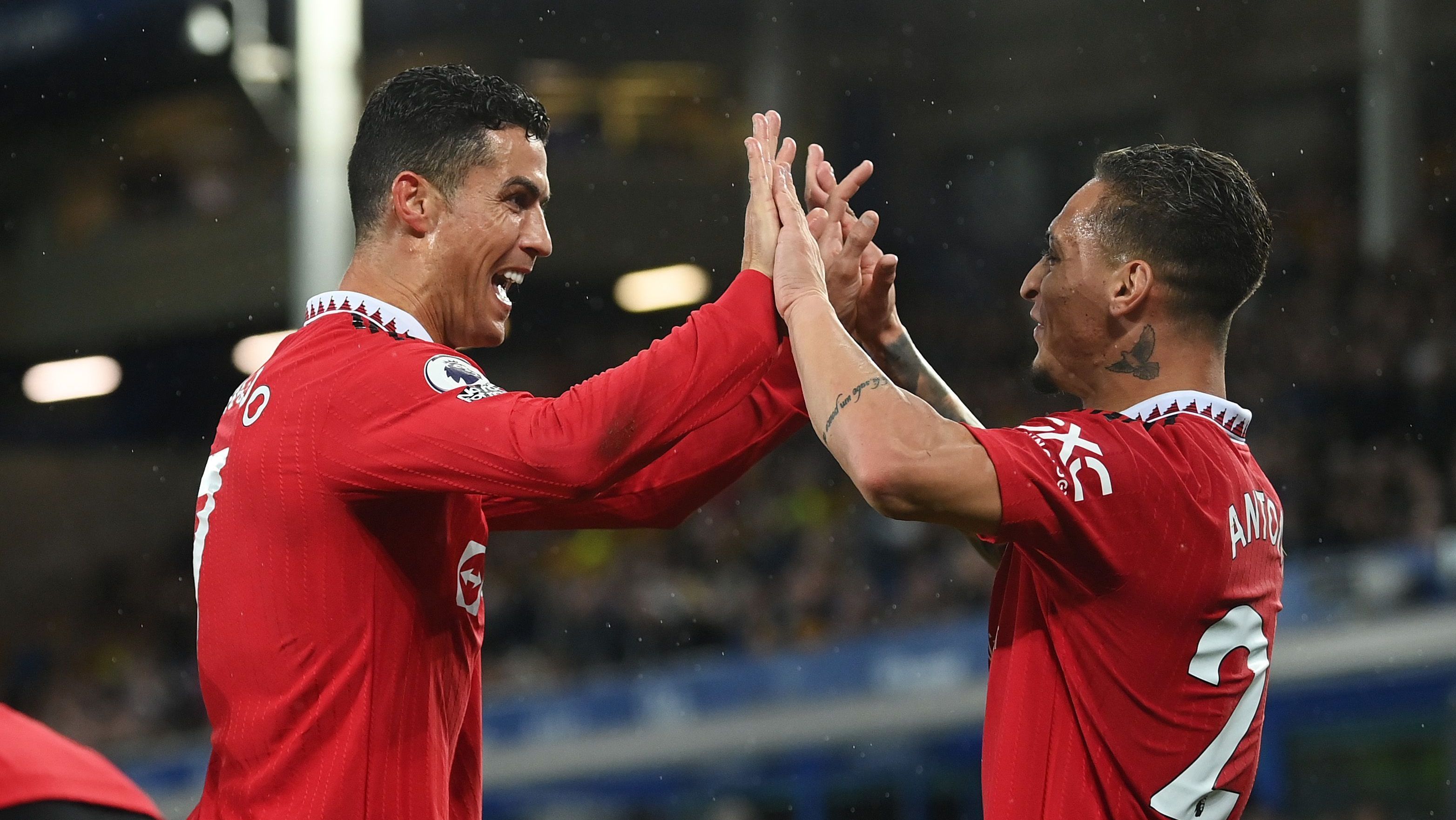 Cristiano Ronaldo e Antony durante passagem pelo Manchester United