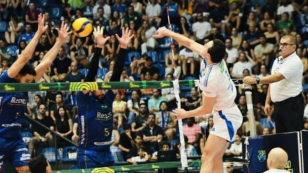 Lance de Cruzeiro e Campinas na final da Copa Brasil; as equipes se enfrentam pela decisão da Superliga neste domingo (10)