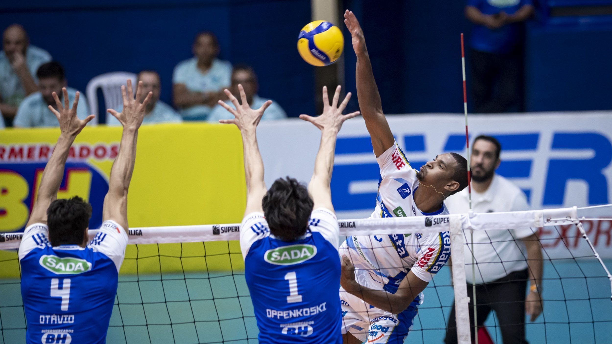 Lance de Cruzeiro x Campinas pela primeira fase da Superliga; equipes fazem a final da competição neste domingo (10)