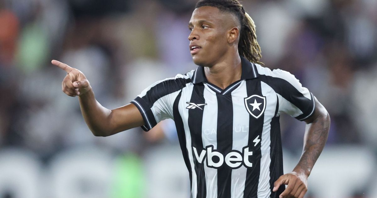 Danilo brilha, Botafogo vence Racing e fica perto de vaga na Sul-Americana