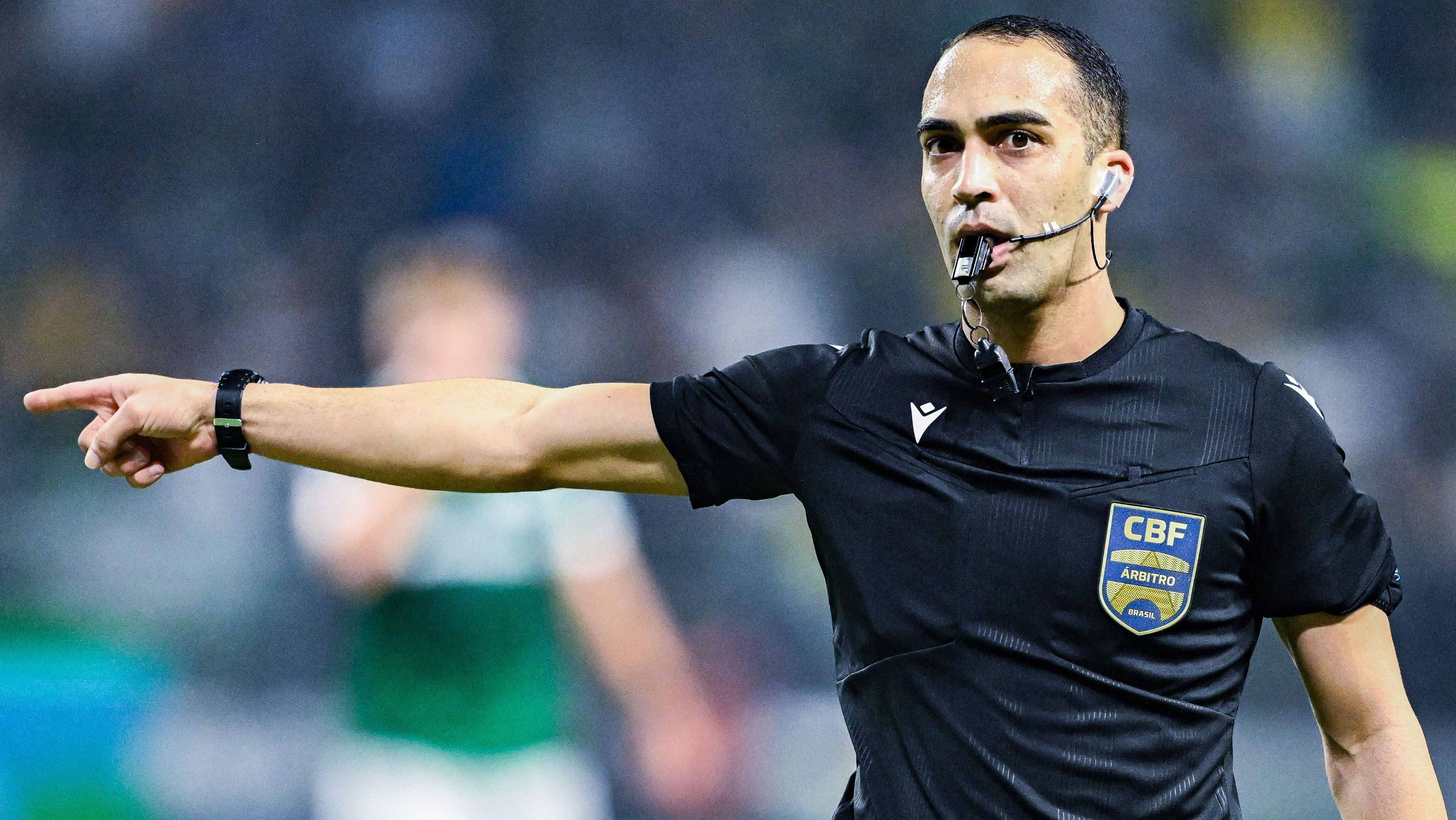 Davi de Oliveira Lacerda apitando o duelo entre Palmeiras e Flamengo pelo Brasileiro de 2025