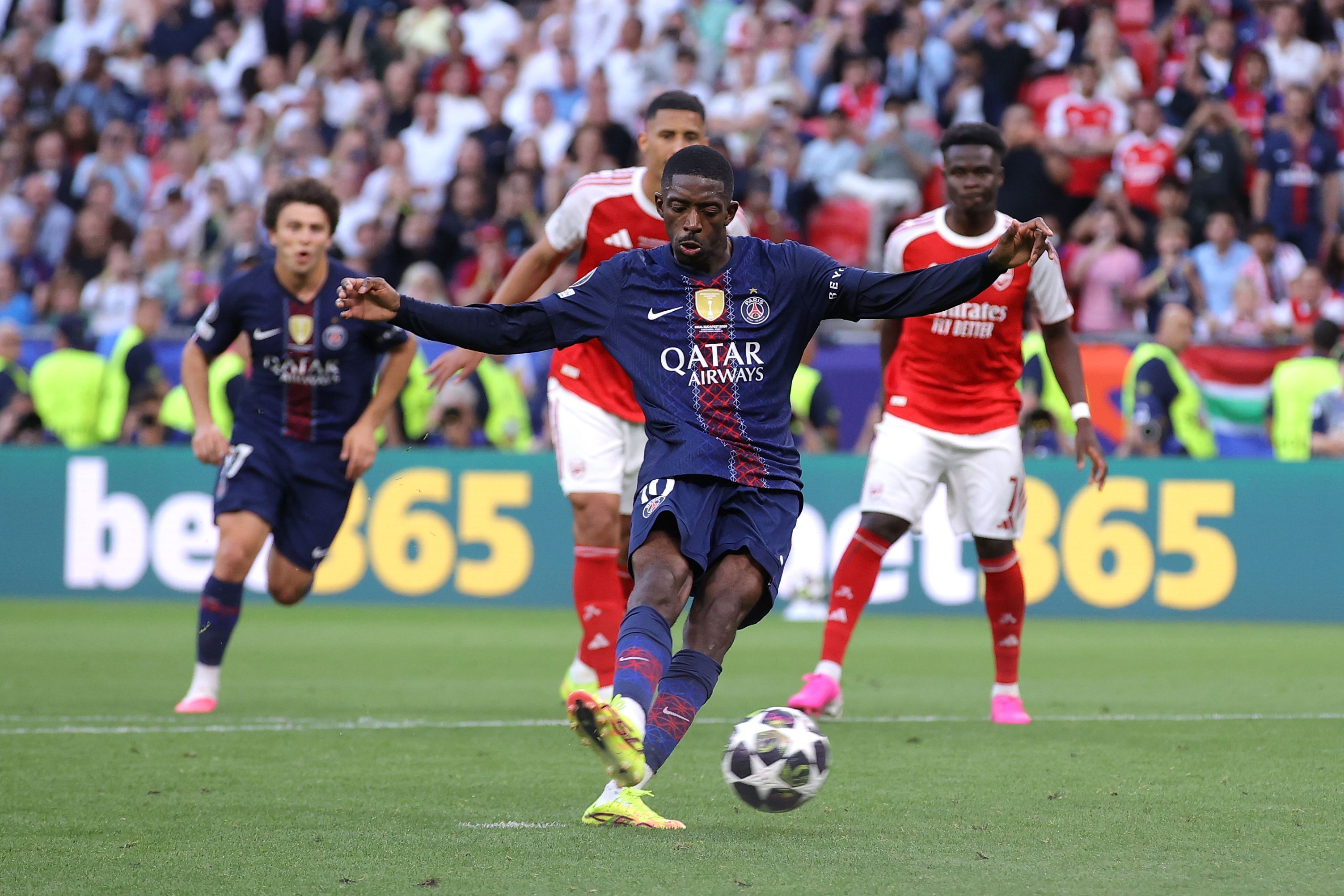 Dembélé cobra o pênalti para empatar para o PSG contra o Arsenal • Getty Images