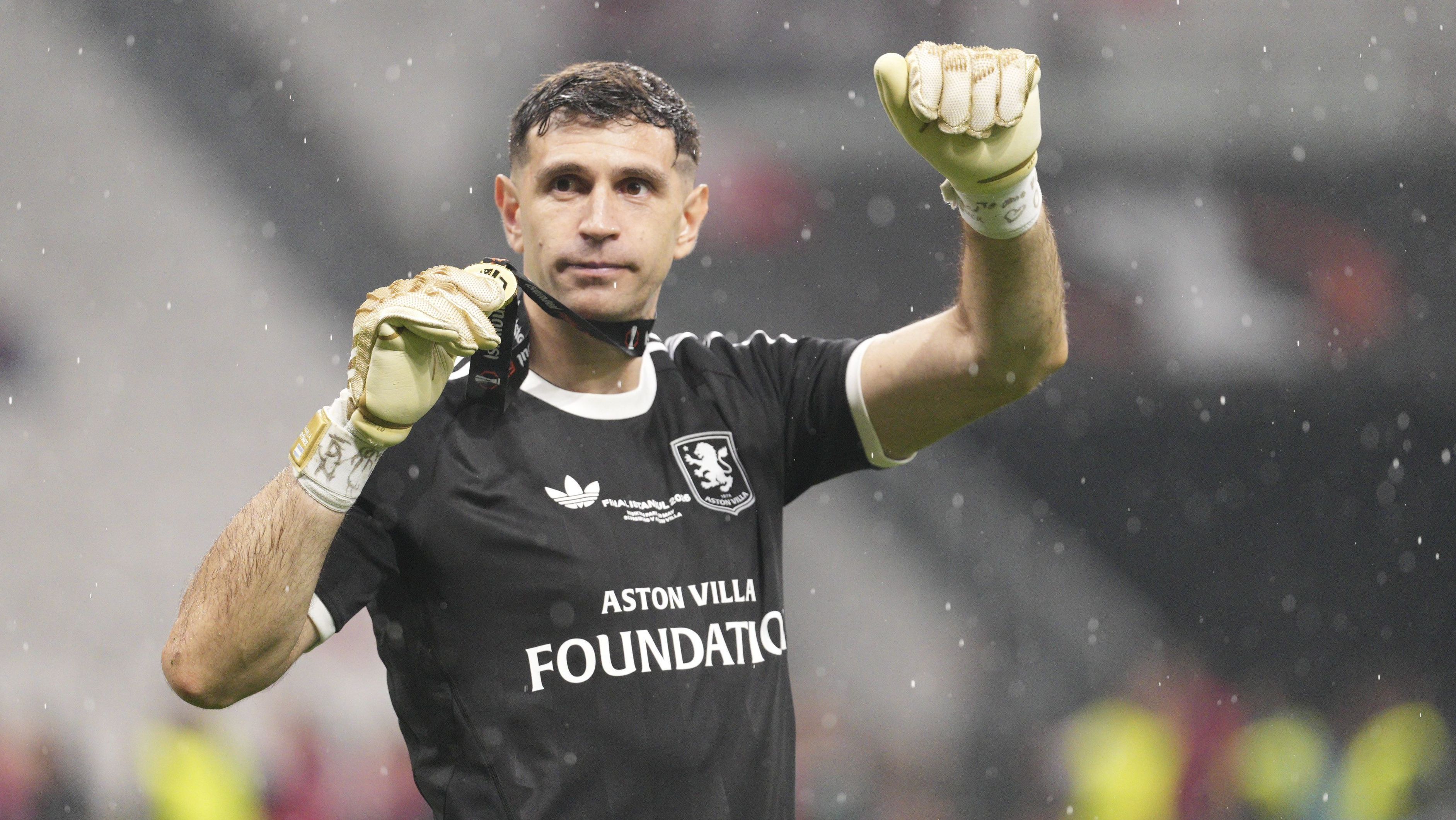 Dibu Martínez comemora a conquista da Europa League