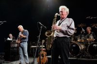 Morre Dick Parry, saxofonista do Pink Floyd, aos 83 anos