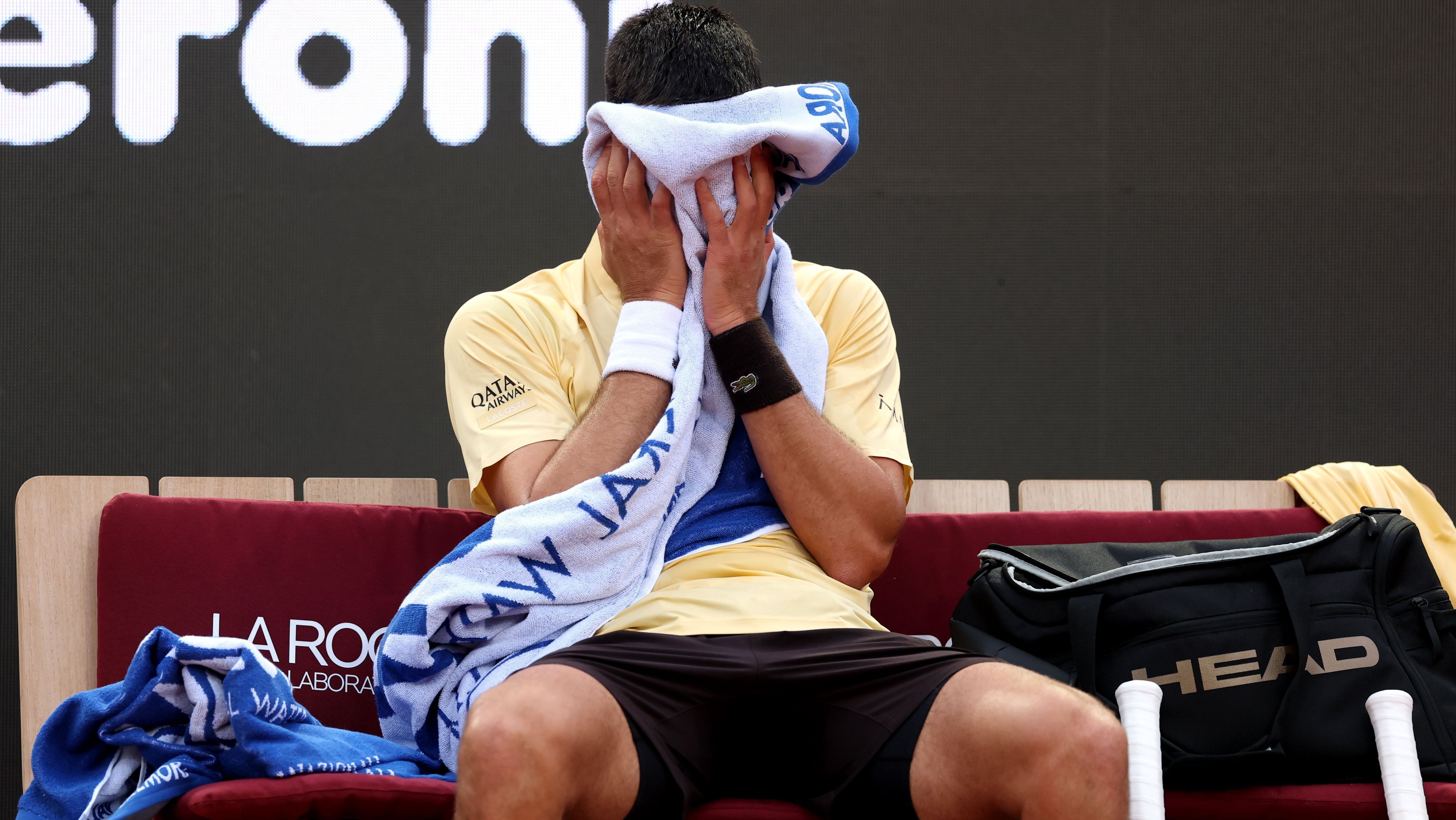 Novak Djokovic aparenta sentir um mal estar no segundo set da derrota para o croata Dino Prizmic no Masters 1000 de Roma