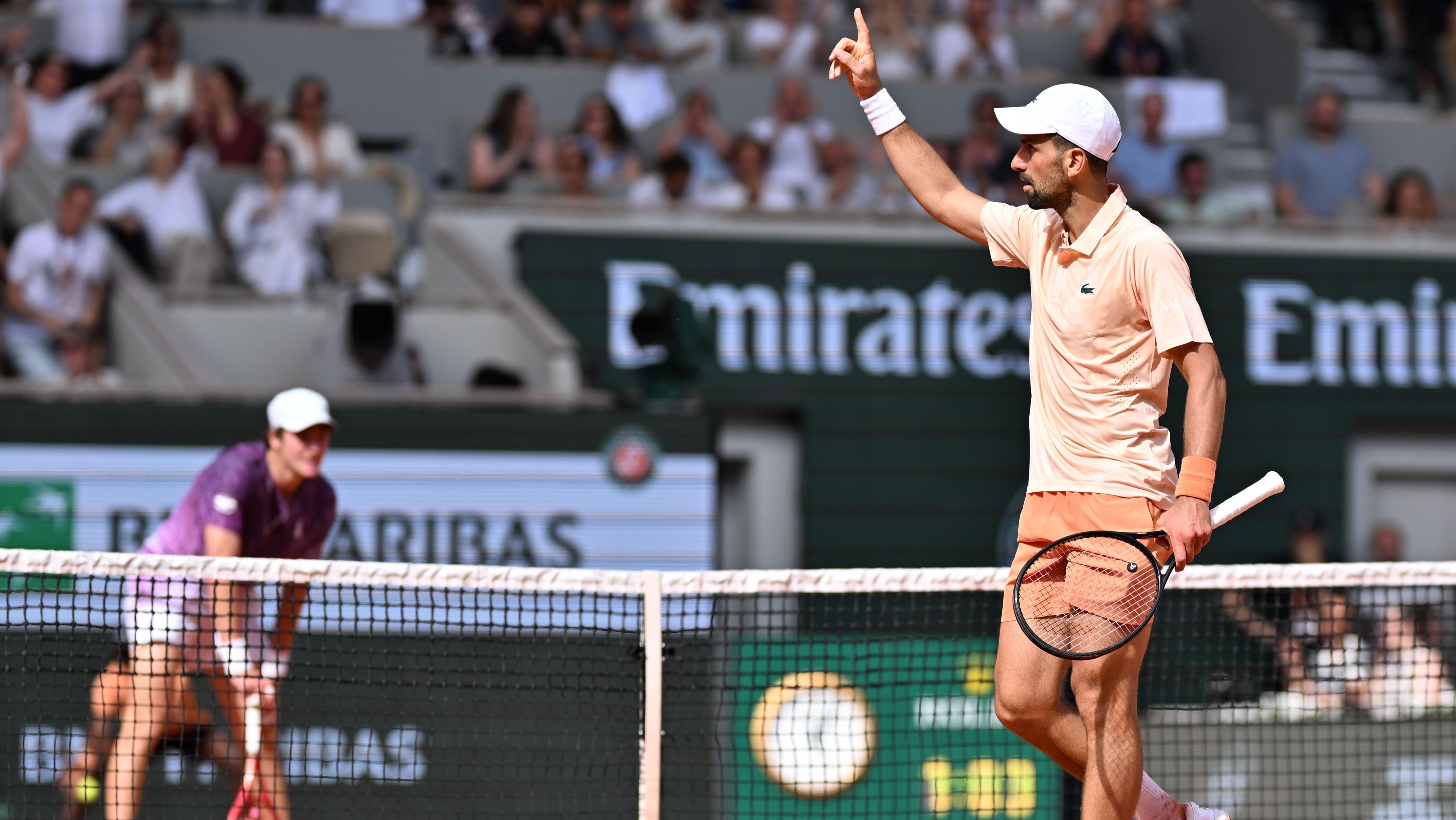 Novak Djokovic celebra ponto contra João Fonseca em duelo de Roland Garros • Anadolu via Getty Images