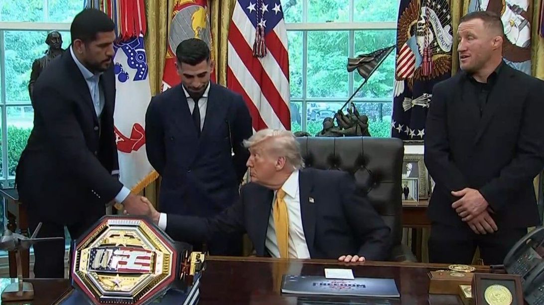 Donald Trump cumprimentando Alex Poatan Pereira, lutador brasileiro, no salão oval