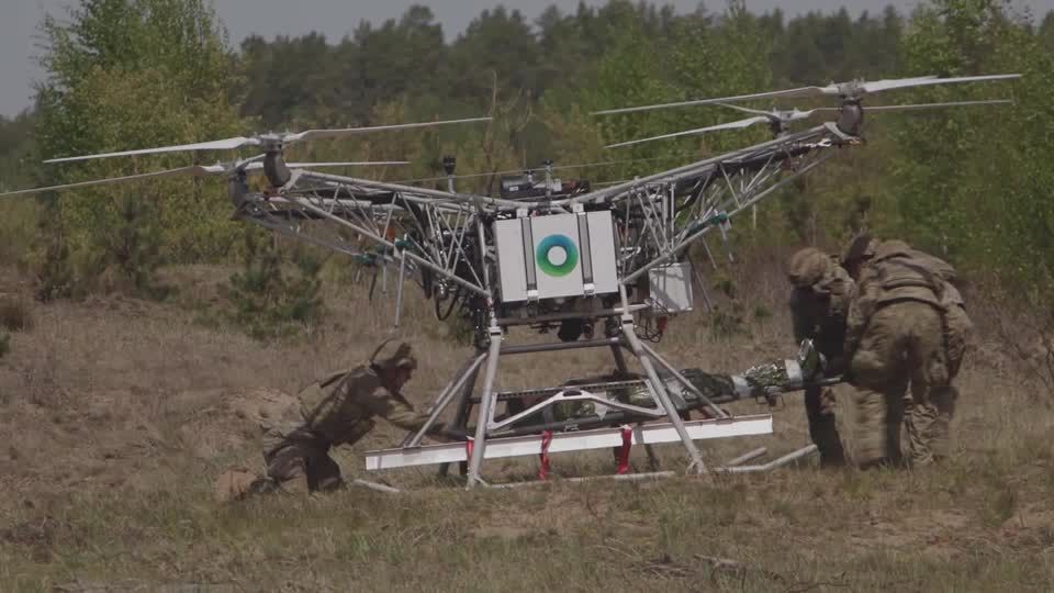 Vídeo: MIT desenvolve robô capaz de voar e nadar por US$ 300
