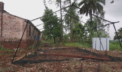 Tendas erguidas pela organização humanitária Médicos Sem Fronteiras foram incendiadas durante ataque ao Hospital Geral de Mongbwalu, na RD Congo, em meio ao surto de Ebola no país.