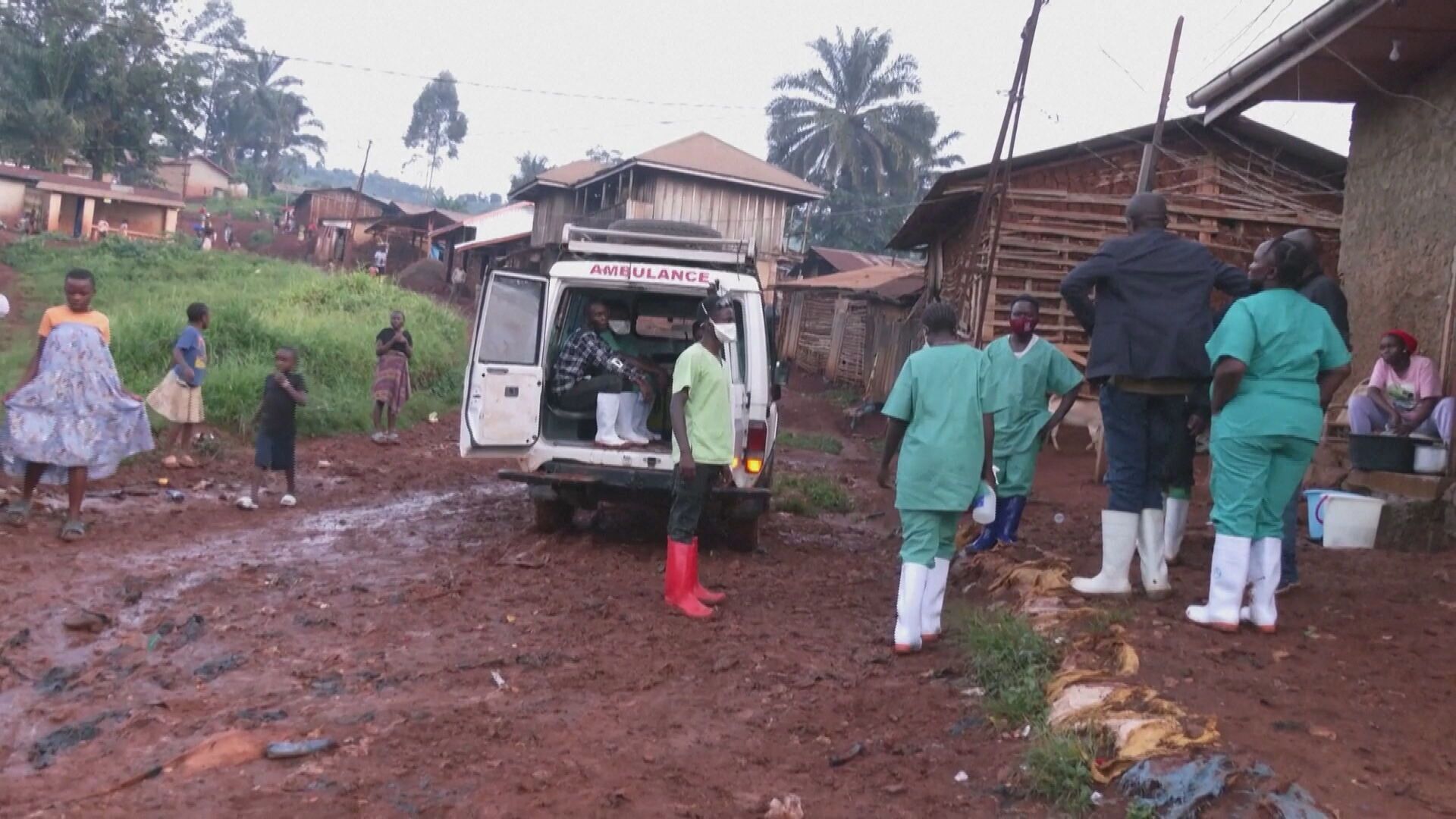 Agentes de saúde de Mongbwalu atendem a população em meio ao surto de Ebola na RD Congo.