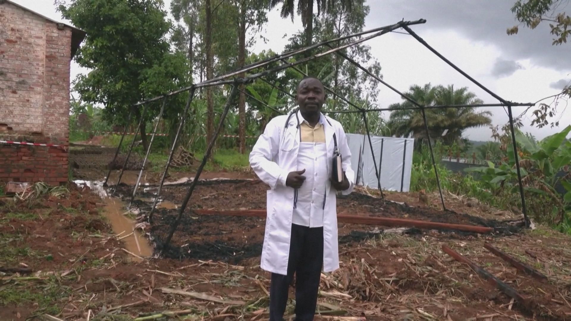 Richard Lokodu, diretor médico do Hospital Geral de Referência de Mongbwalu, fala à Reuters sobre ataques contra instalações de saúde em meio ao surto de Ebola na RD Congo. • Reuters