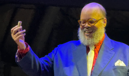 Ed Motta brincou com rolha jogada no palco em show