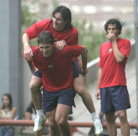 Edmílson leva Messi nas costas em brincadeira durante treino do Barcelona; jogadores foram companheiros de equipe entre 2004 e 2008 • Reprodução/Instagram/@edmilsonoficial