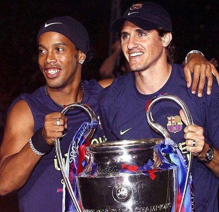 Ronaldinho Gaúcho e Edmílson com a taça da Champions League conquistada pelo Barcelona na temporada 2005-06 • Reprodução/Instagram/@edmilsonoficial