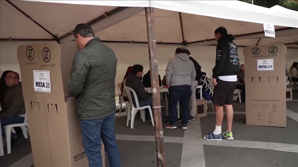 Colombianos avaliam reformas de esquerda contra repressão da direita em votação presidencial