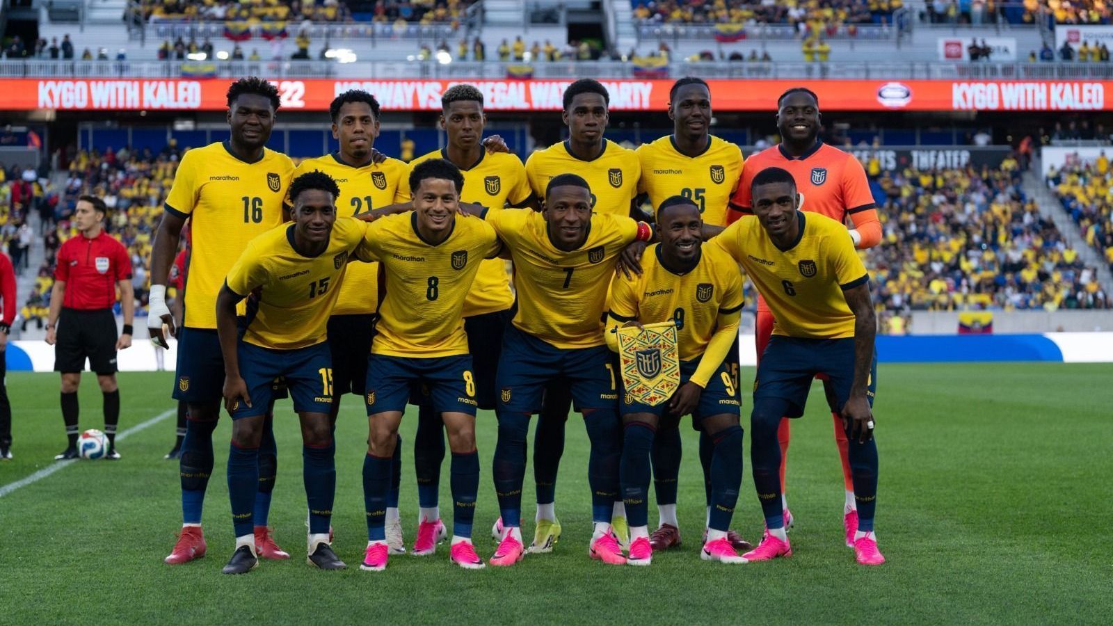 Equipe do Equador perfilada antes de amistoso contra a Arábia Saudita