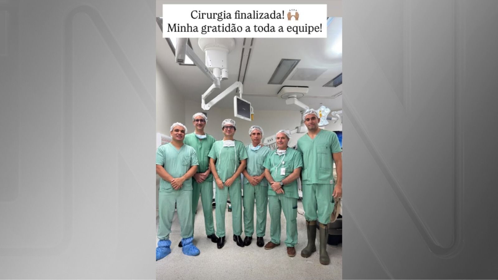 Michelle Bolsonaro postou foto da equipe médica que operou Jair Bolsonaro (PL) nesta sexta-feira (1º) • Instagram/Michelle Bolsonaro