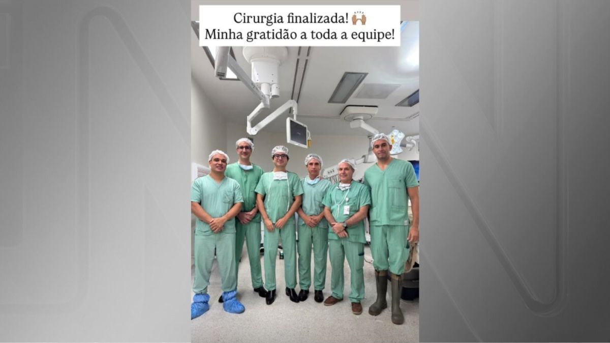 Michelle Bolsonaro postou foto da equipe m&eacute;dica que operou Jair Bolsonaro (PL) nesta sexta-feira (1&ordm;) &bull; Instagram/Michelle Bolsonaro