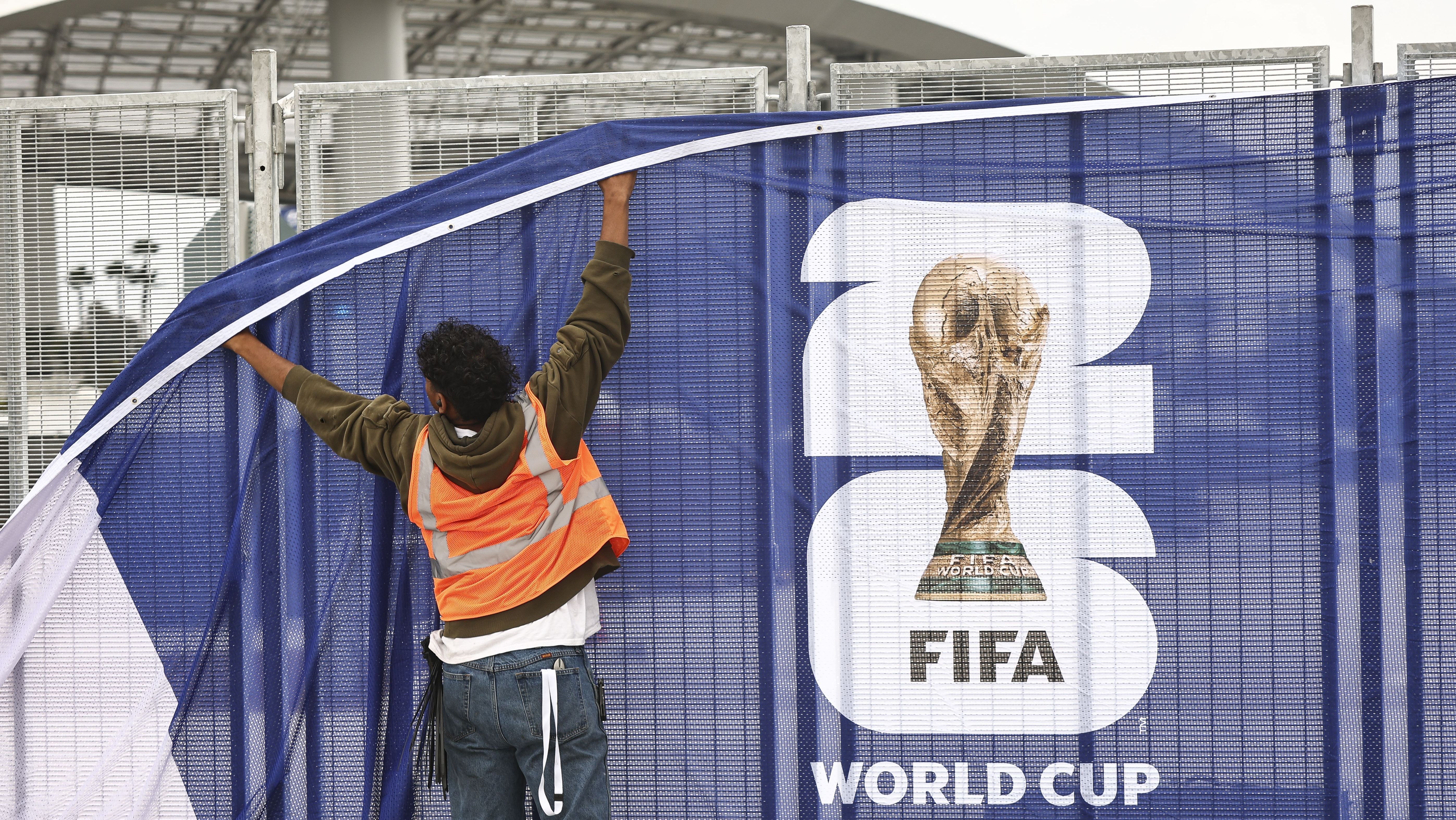 Funcionários finalizam os preparativos para os jogos no SoFi Stadium, que vai receber a Copa do Mundo