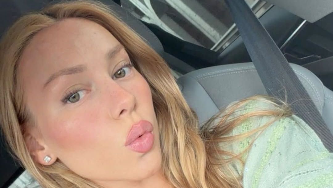 Em aparição rara, Ester Expósito e Mbappé são flagrados abraçados em Paris
