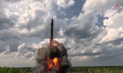Míssil balístico intercontinental Yars sendo lançado durante exercícios nucleares da Rússia com Belarus