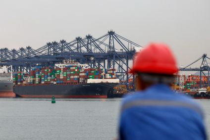 Navio de carga de contêineres no porto de Yantian, em Shenzhen, China, em 9 de maio de 2025