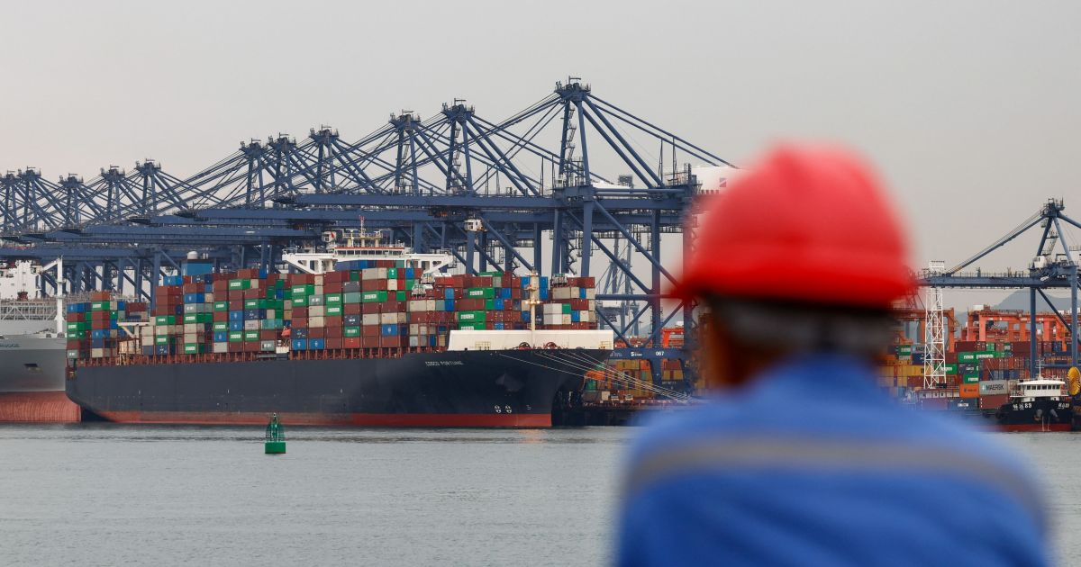 Exportações chinesas de abril se recuperam e superávit comercial aumenta