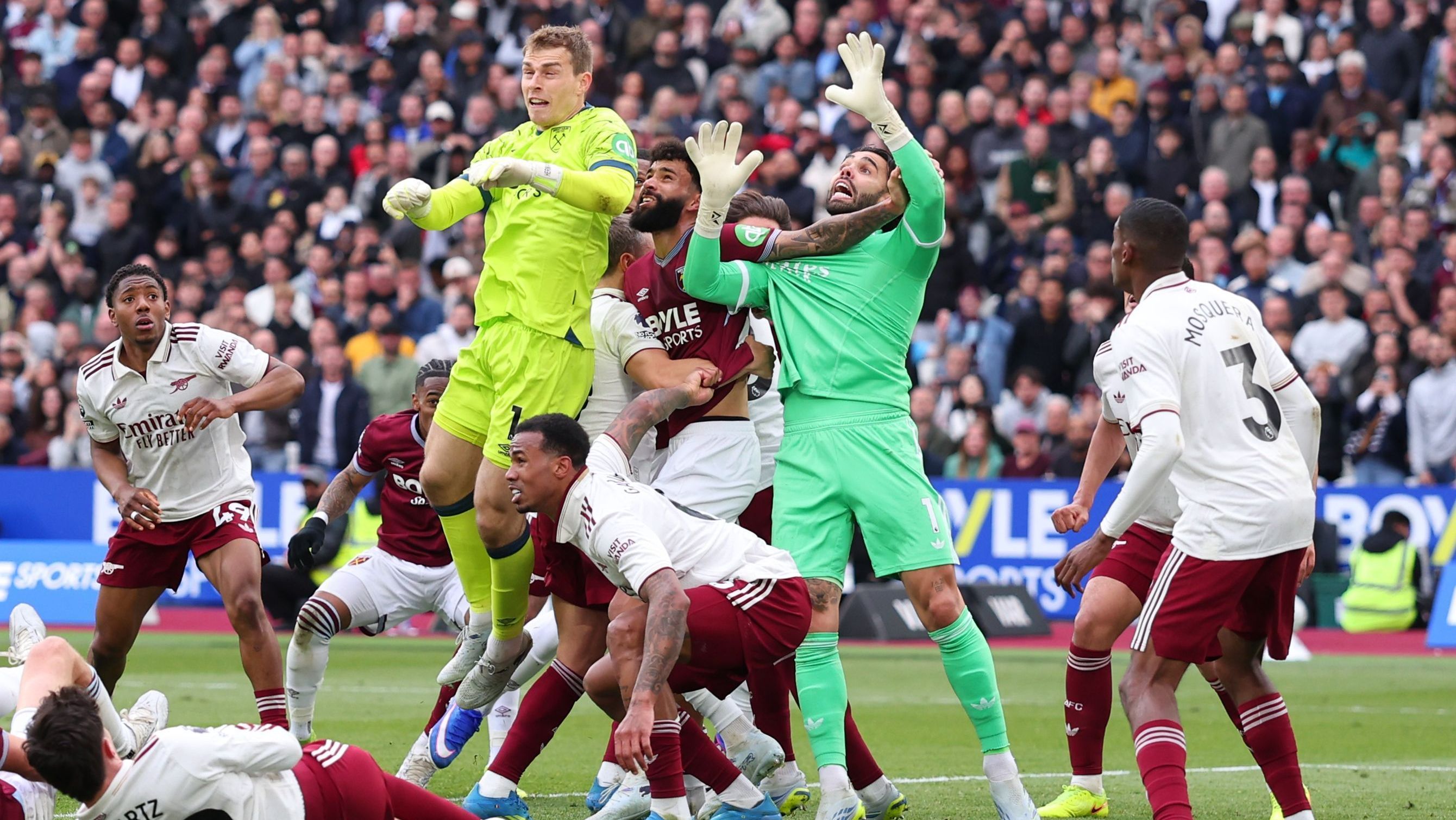 Gol do West Ham contra o Arsenal foi anulado por falta em Raya • Foto: Marc Atkins/Getty Images