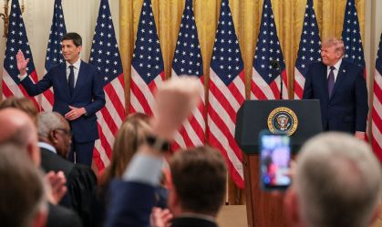 Presidente dos EUA, Donald Trump, e o novo chair do Federal Reserve, Kevin Warsh, no Salão Leste da Casa Branca, durante a cerimônia de posse de Warsh, em Washington, em 22 de maio de 2026