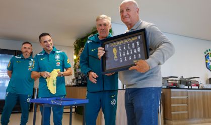 Ancelotti ao lado de Felipão durante homenagem na Granja Comary