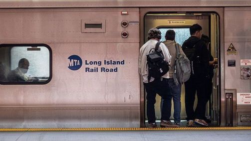 Pessoas embarcando em um trem da Long Island Rail Road na estação de Jamaica, Nova York, em 12 de maio de 2026