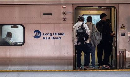 Pessoas embarcando em um trem da Long Island Rail Road na estação de Jamaica, Nova York, em 12 de maio de 2026