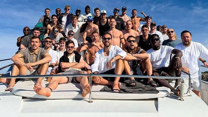 Jogadores do Schalke 04 celebram título da segunda divisão da Alemanha em barco em Ibiza, na Espanha
