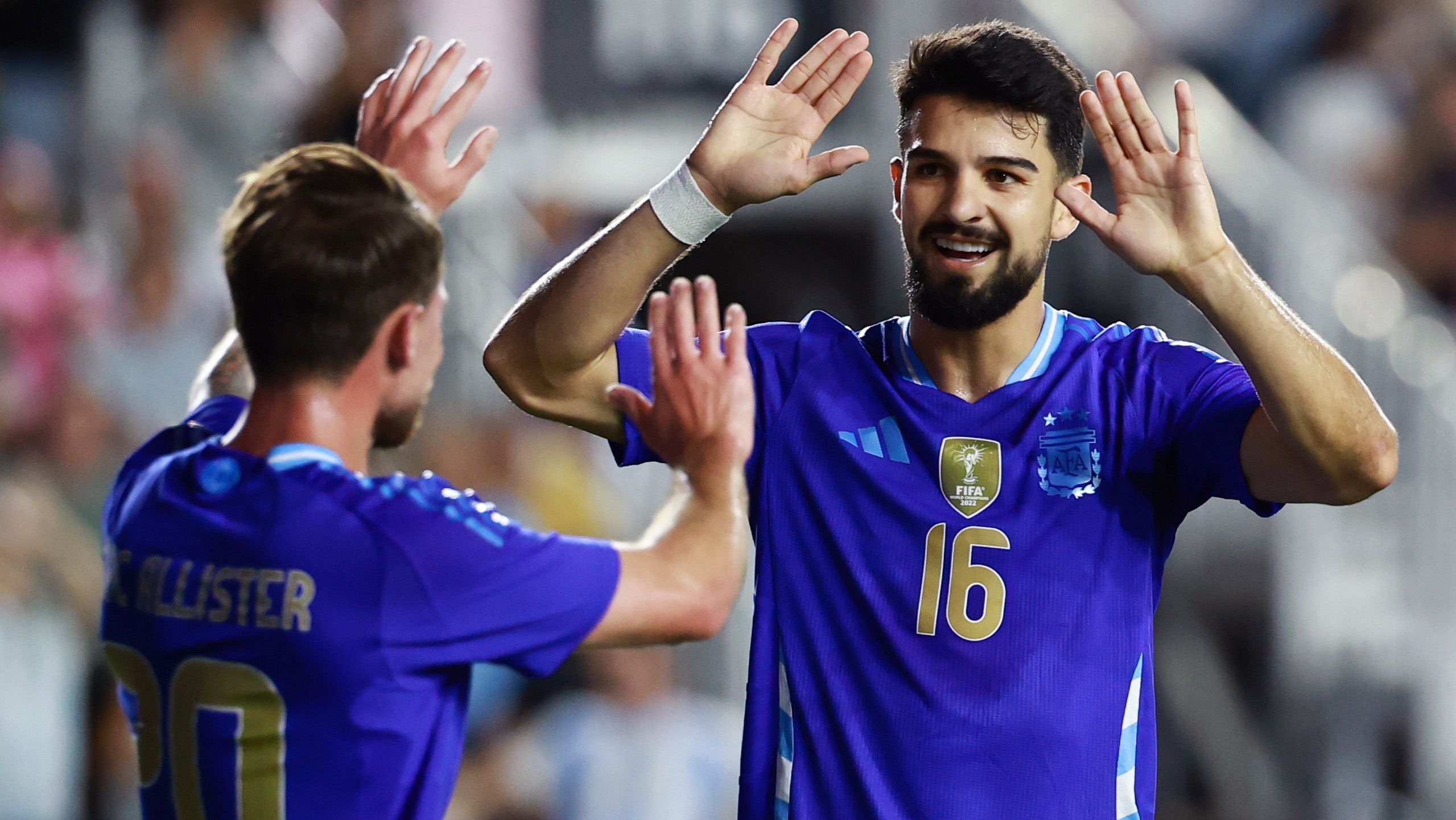 Flaco López e Mac Allister comemoram vitória da Argentina em amistoso sobre Porto Rico