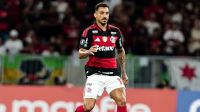 Danilo, do Flamengo, é encaminhado ao hospital após choque no Fla-Flu
