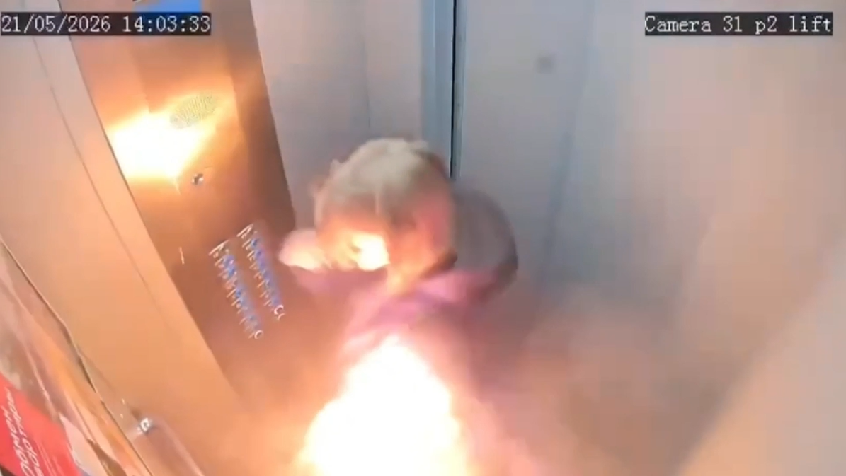 Câmera de segurança flagra momento em que carregador portátil pega fogo dentro de elevador na cidade de Surgut, na Rússia