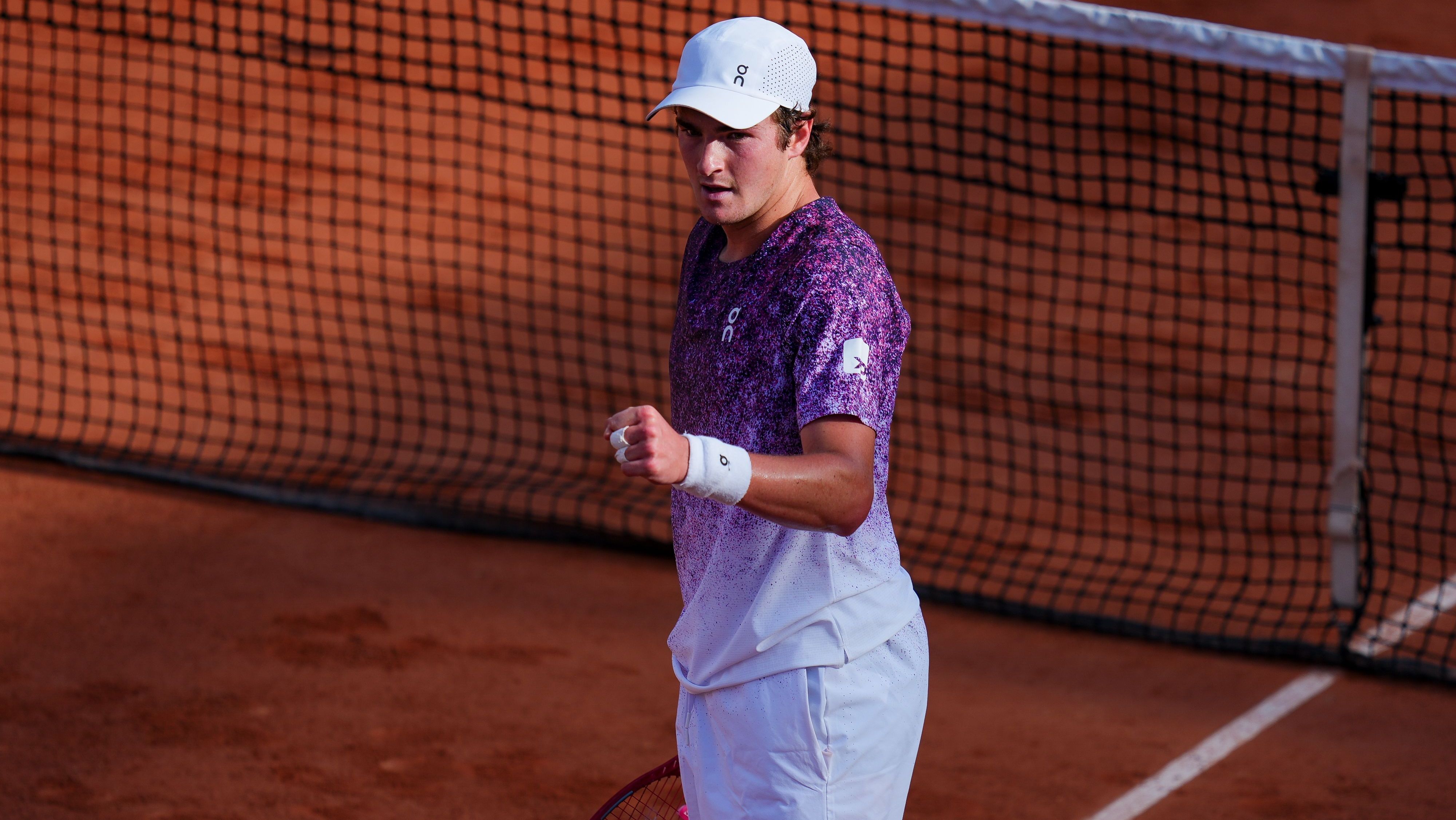 João Fonseca na partida de estreia da chave de simples de Roland Garros