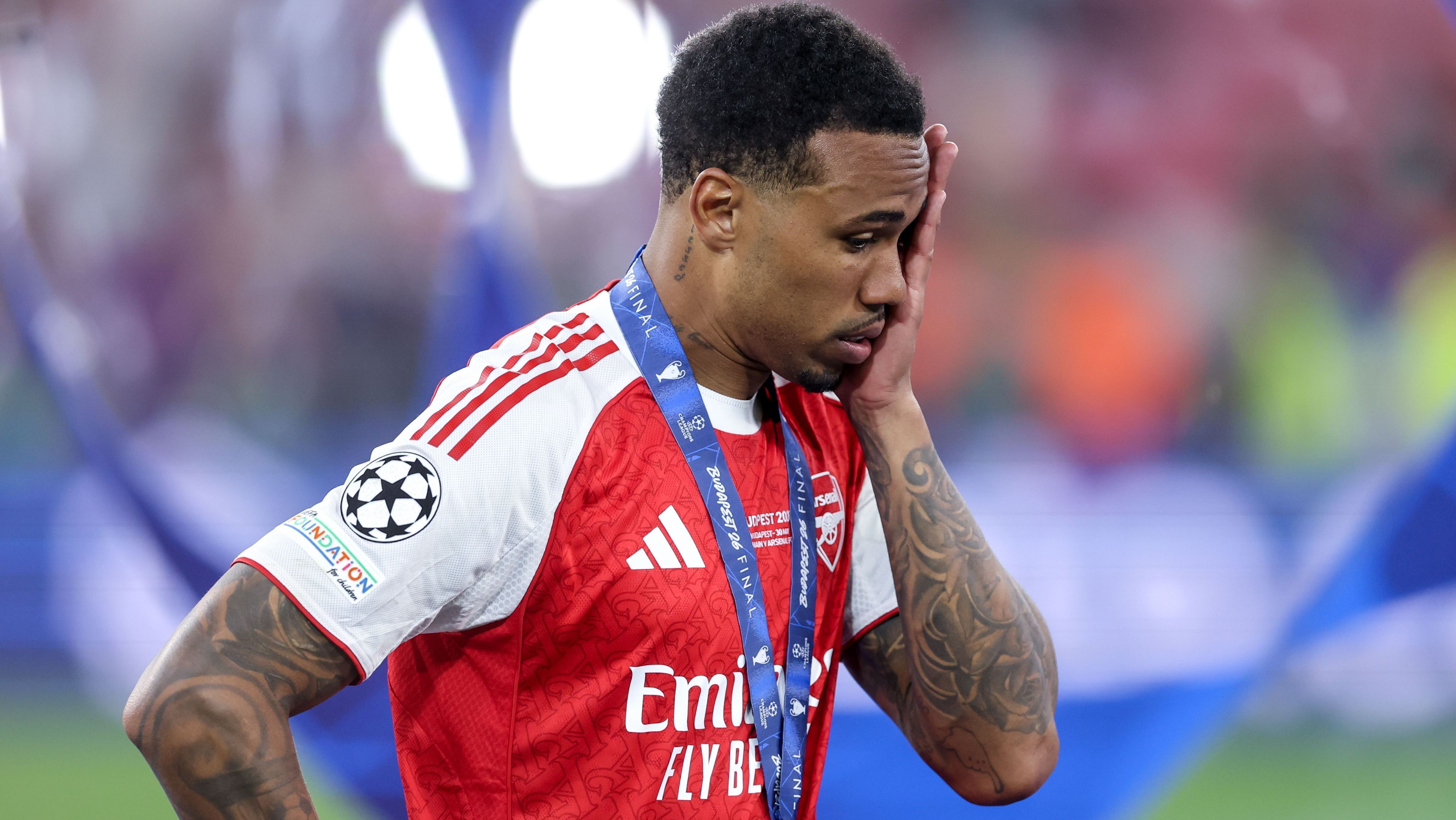 Gabriel Magalhães, do Arsenal, com a medalha de vice campeão da Champions